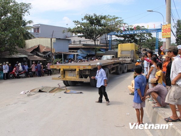 Bị cuốn vào gầm xe container, hai mẹ con chết thảm